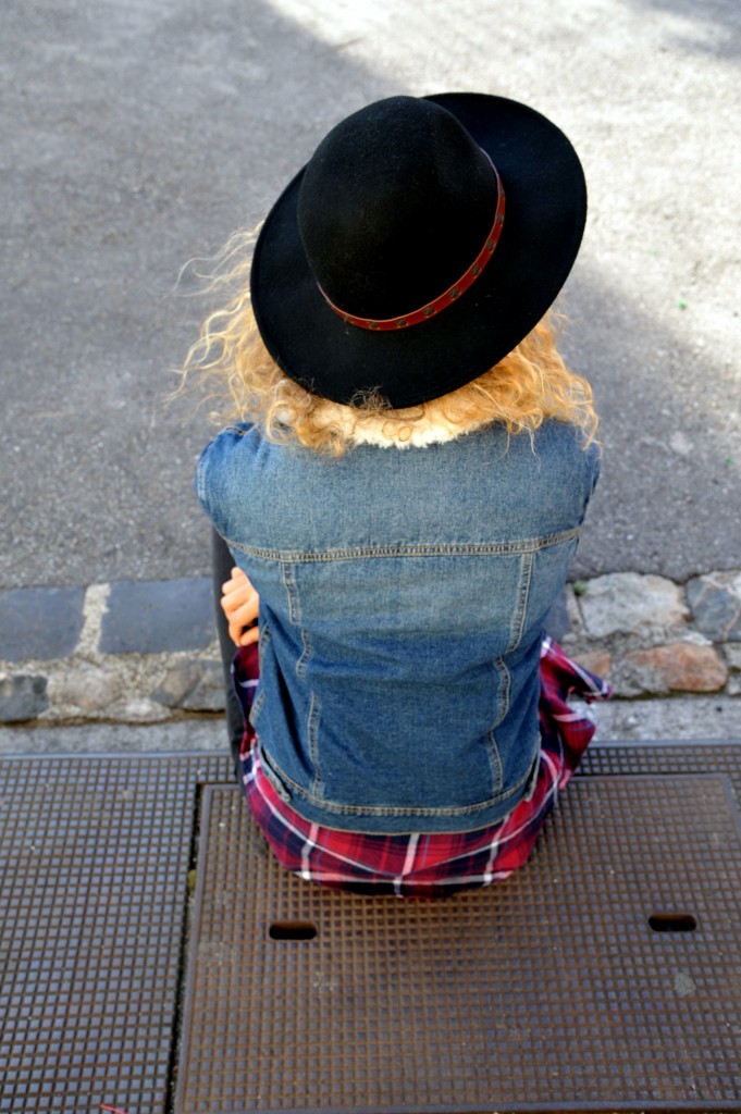 look automne chapeau veste jean denim jacket chemise à carreaux blog mode toulouse